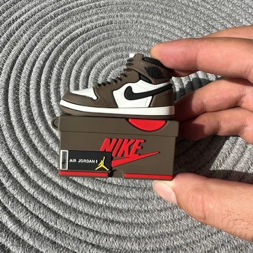 کاور ایرپاد کفش جردن قهوه ای به همراه آویز A000247Jordan Shoes
