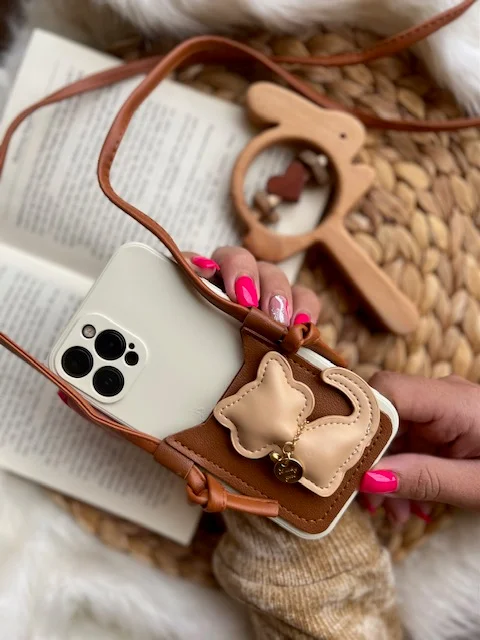 قاب موبایل آیفون گربه مینیمال جاکارتی دار محافظ لنزدار + بند ستC001078